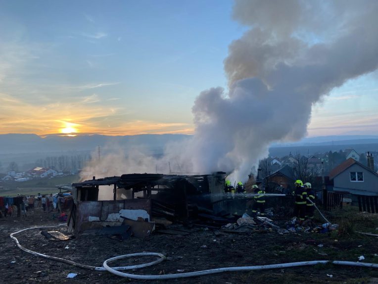 Po&Atilde;&Acirc;&frac34;iar chatr&Atilde;&Acirc;&Atilde;&Acirc;&shy; v Arnutovciach. Z trosiek st&Atilde;&Acirc;&ordm;pa dym, zasahuj&Atilde;&Acirc;&ordm; hasi&Atilde;&Acirc;i.