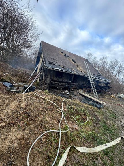 FOTO: Rodinný dom pri Košiciach zachvátili plamene, požiar neprežila jedna osoba