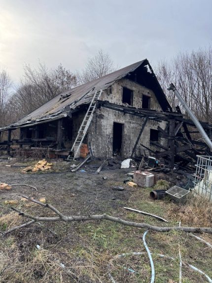 FOTO: Rodinný dom pri Košiciach zachvátili plamene, požiar neprežila jedna osoba