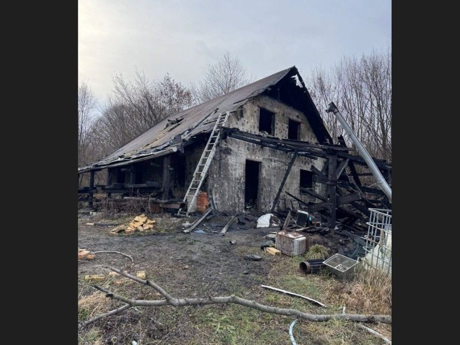 FOTO: Rodinný dom pri Košiciach zachvátili plamene, požiar neprežila jedna osoba