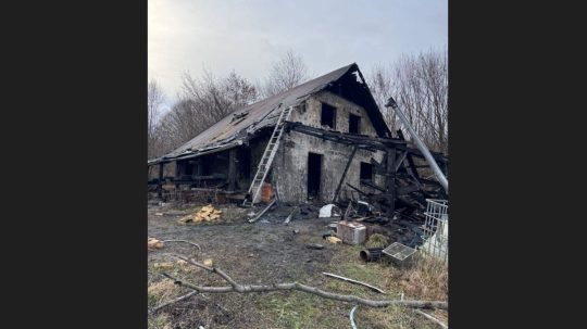 FOTO: Rodinný dom pri Košiciach zachvátili plamene, požiar neprežila jedna osoba