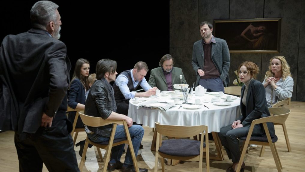 Snímka z inscenácie hry Pred západom slnka v Činohre SND.