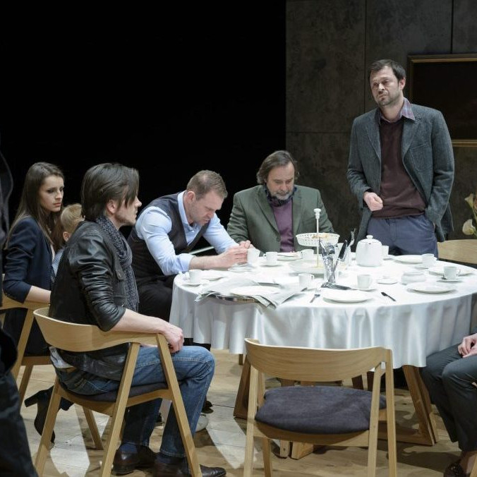 Snímka z inscenácie hry Pred západom slnka v Činohre SND.