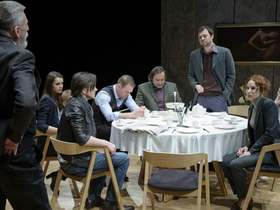 Snímka z inscenácie hry Pred západom slnka v Činohre SND.