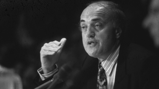 Jeden z najznámejších vojnových reportérov Peter Arnett.