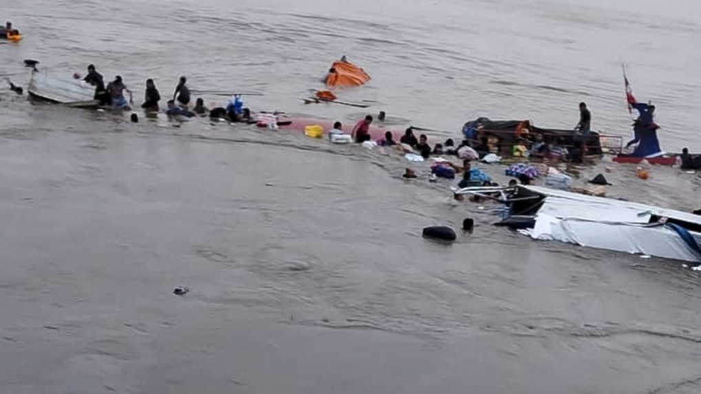 prevrátená loď v Peru