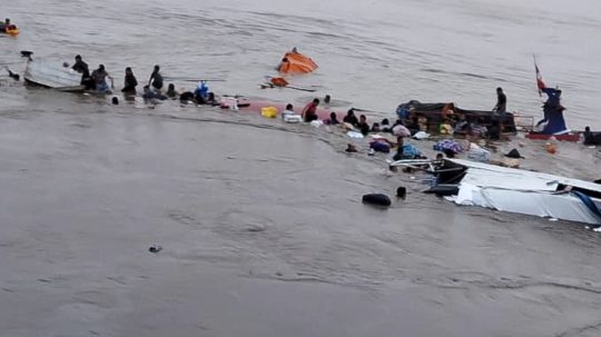 prevrátená loď v Peru