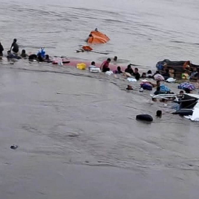 prevrátená loď v Peru