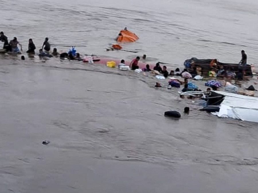 prevrátená loď v Peru