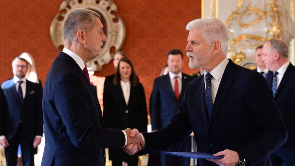 Zľava Andrej Babiš pri menovaní na post predsedu vlády prezidentom ČR Petrom Pavlom.