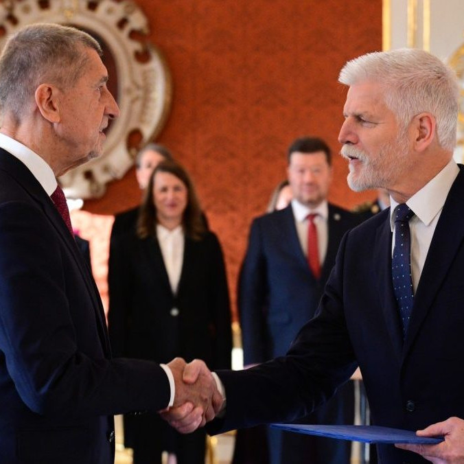 Zľava Andrej Babiš pri menovaní na post predsedu vlády prezidentom ČR Petrom Pavlom.