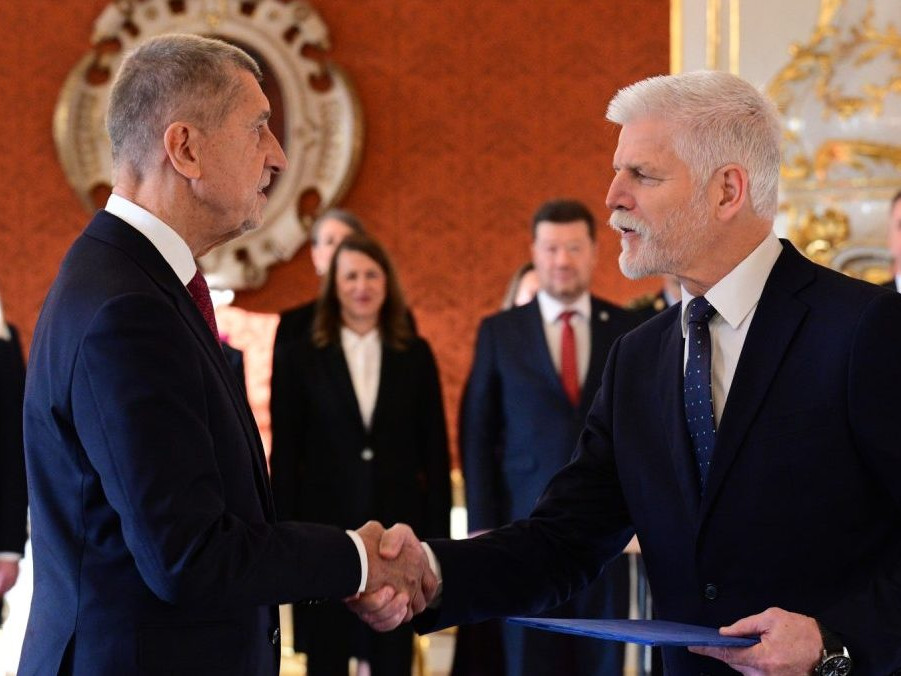 Zľava Andrej Babiš pri menovaní na post predsedu vlády prezidentom ČR Petrom Pavlom.