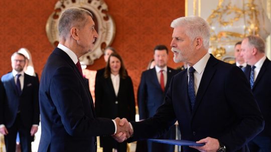 Zľava Andrej Babiš pri menovaní na post predsedu vlády prezidentom ČR Petrom Pavlom.