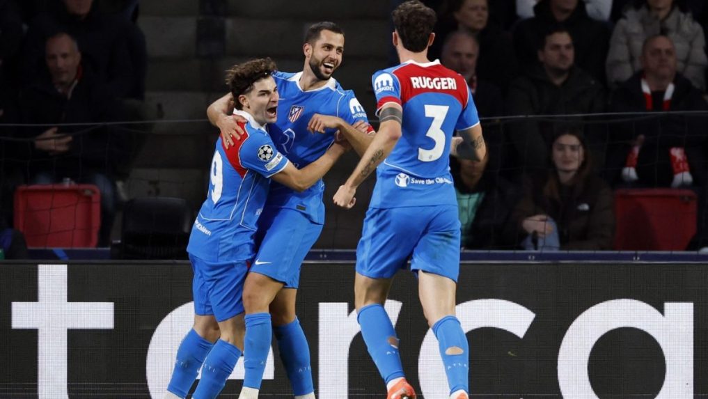 Dávid Hancko oslavuje gól so svojimi spoluhráčmi.