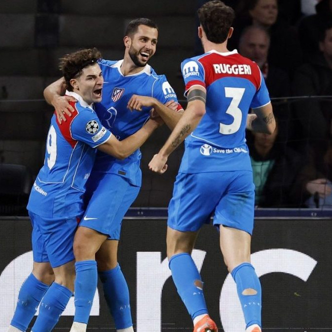 Dávid Hancko oslavuje gól so svojimi spoluhráčmi.