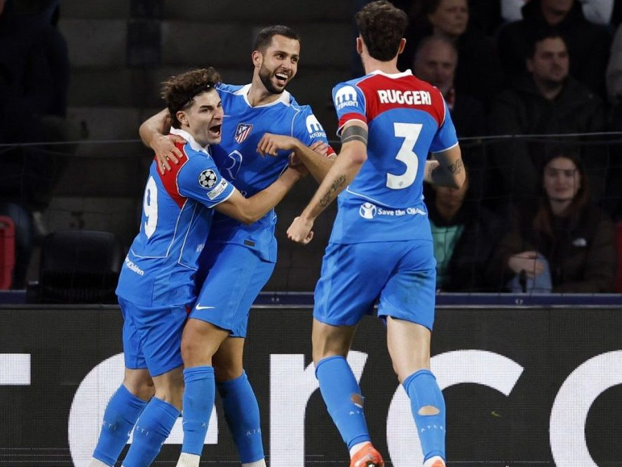 Dávid Hancko oslavuje gól so svojimi spoluhráčmi.