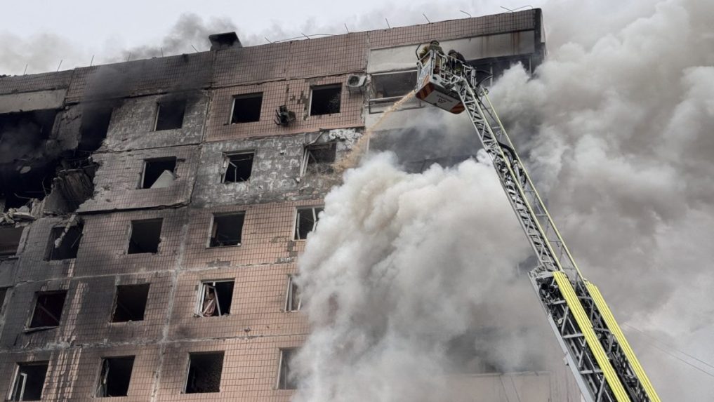 Požiar v poškodenej obytnej budove po ruskom leteckom útoku v Záporoží.