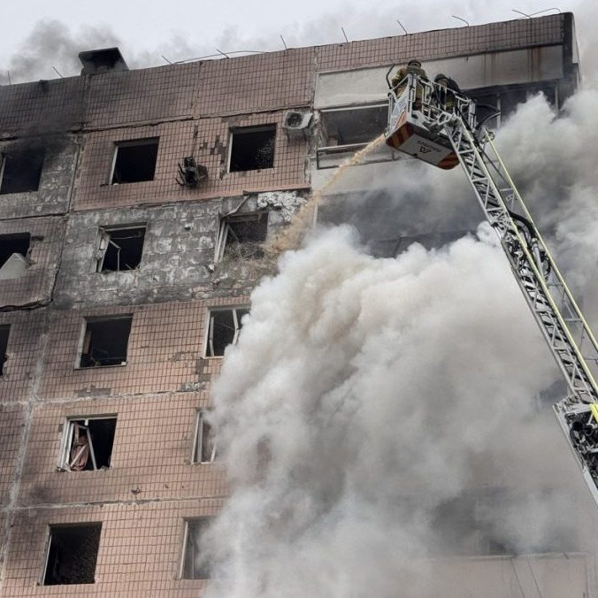 Požiar v poškodenej obytnej budove po ruskom leteckom útoku v Záporoží.