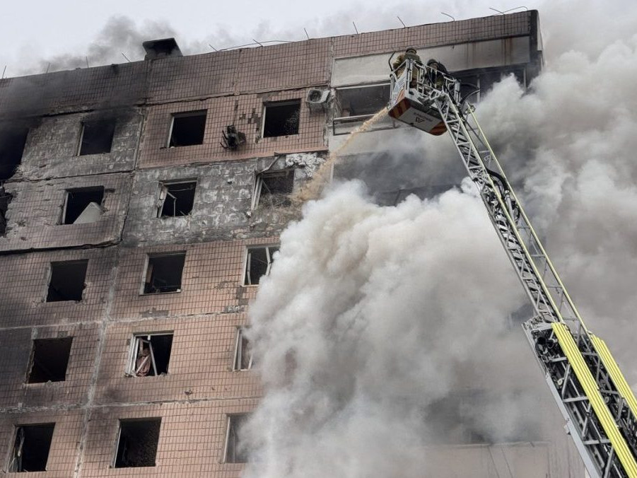 Požiar v poškodenej obytnej budove po ruskom leteckom útoku v Záporoží.