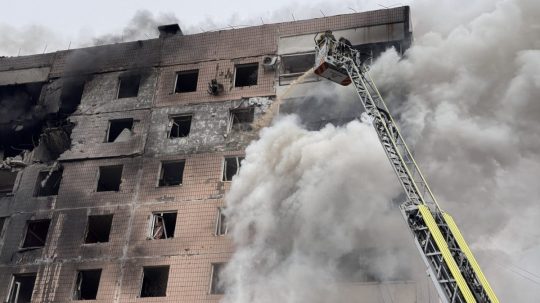 Požiar v poškodenej obytnej budove po ruskom leteckom útoku v Záporoží.