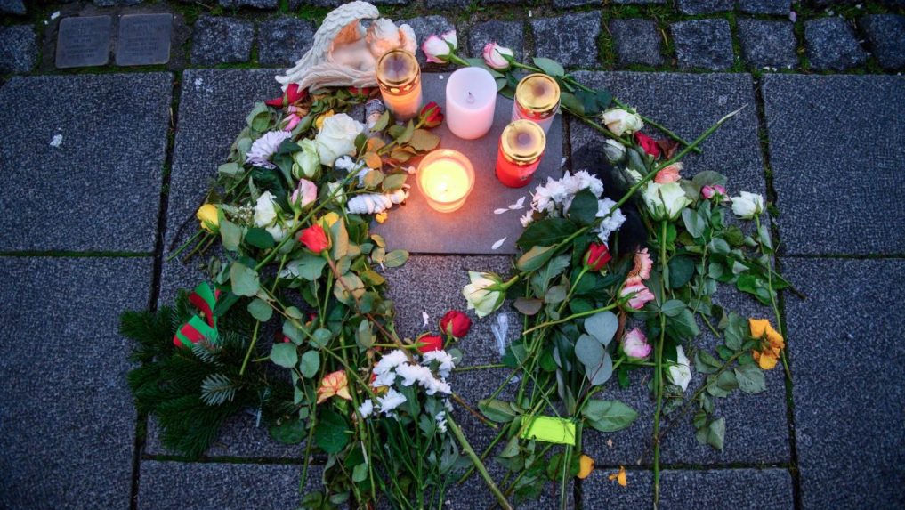 Útok autom na vianočných trhoch v Magdeburgu si vyžiadal životy piatich žien a jedného chlapca.