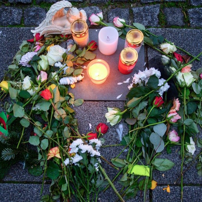 Útok autom na vianočných trhoch v Magdeburgu si vyžiadal životy piatich žien a jedného chlapca.