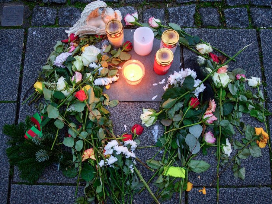 Útok autom na vianočných trhoch v Magdeburgu si vyžiadal životy piatich žien a jedného chlapca.