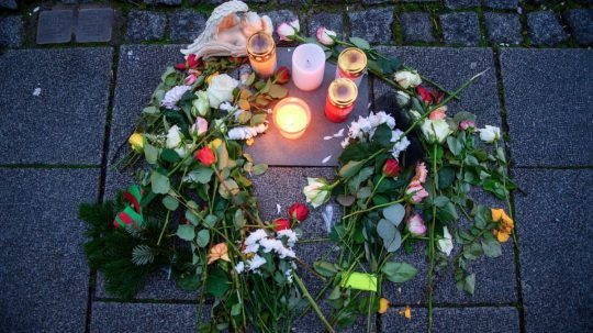 Útok autom na vianočných trhoch v Magdeburgu si vyžiadal životy piatich žien a jedného chlapca.