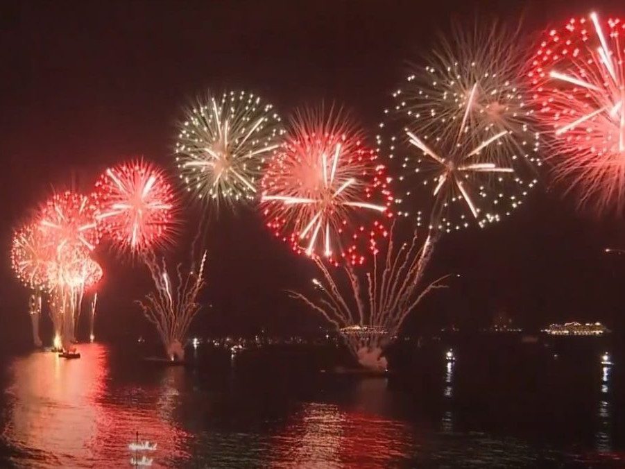 Na snímke ohňostroj v Rio de Janeiro.