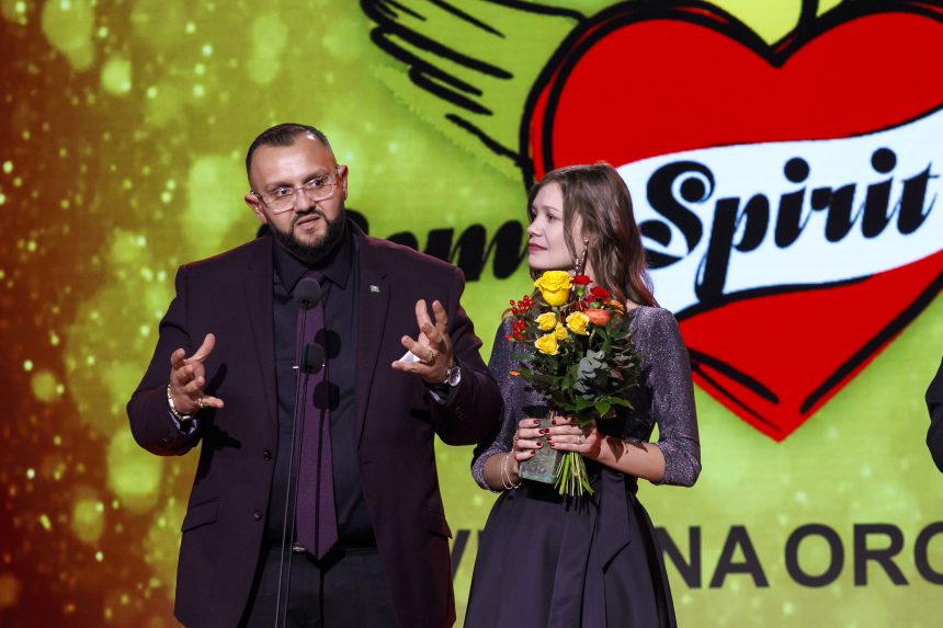 Na snÃƒÂ­mke ocenenÃƒÂ½ zakladateÃ„Â¾ o.z. Svet ticha TomÃƒÂ¡Ã…Â¡ Dunko s manÃ…Â¾elkou.