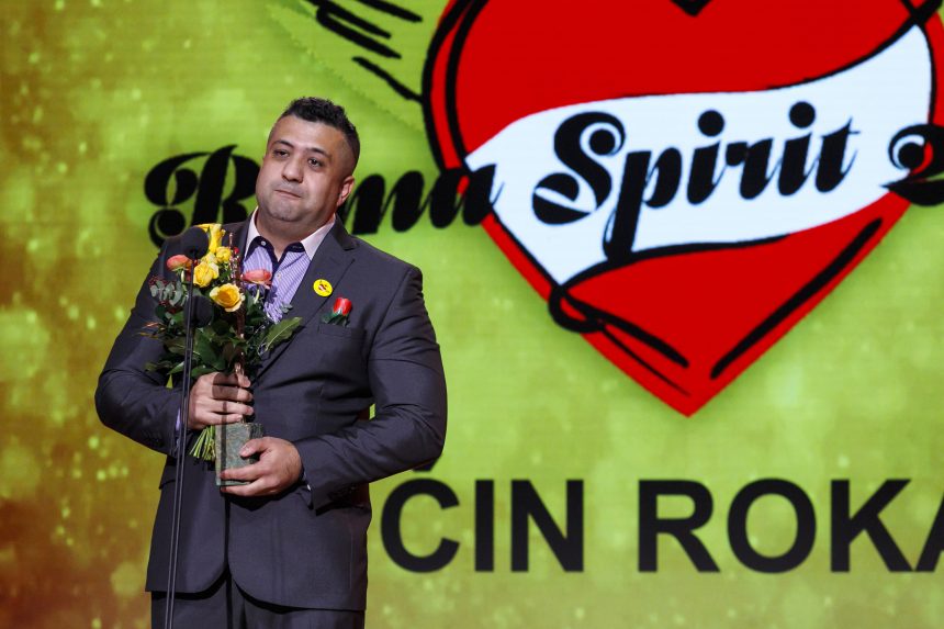 Na snÃƒÂ­mke ocenenÃƒÂ½ sociÃƒÂ¡lny pracovnÃƒÂ­k Miroslav KovÃƒÂ¡Ã„Â.