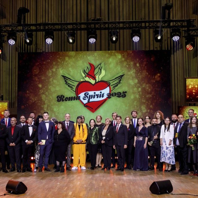 Na snímke ľudia ocenení cenou Roma Spirit.