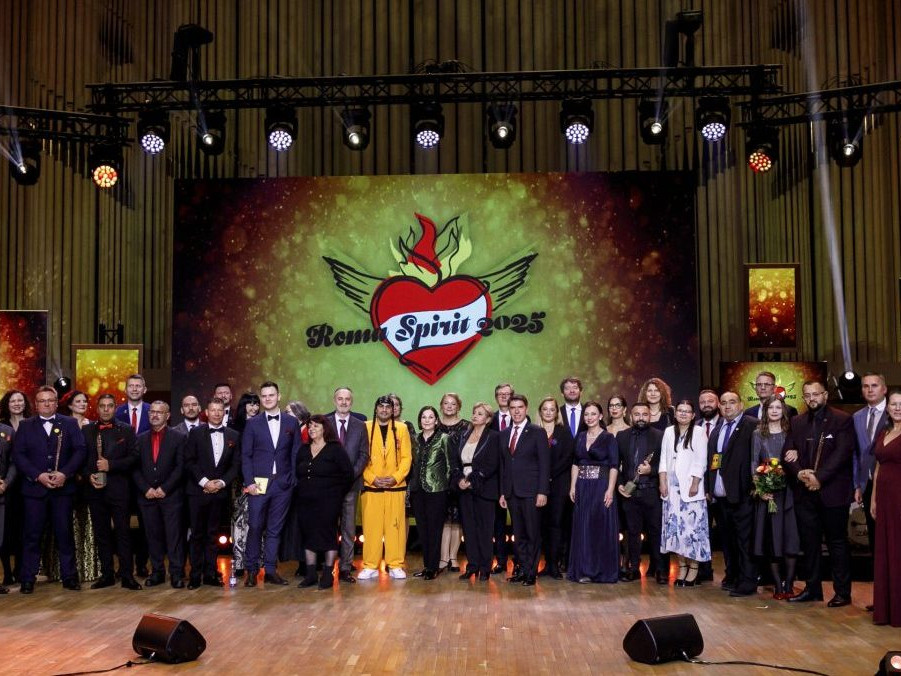 Na snímke ľudia ocenení cenou Roma Spirit.