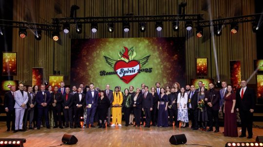 Na snímke ľudia ocenení cenou Roma Spirit.