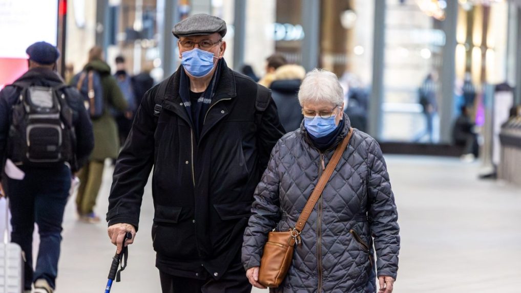 starší pár s rúškami a tvári