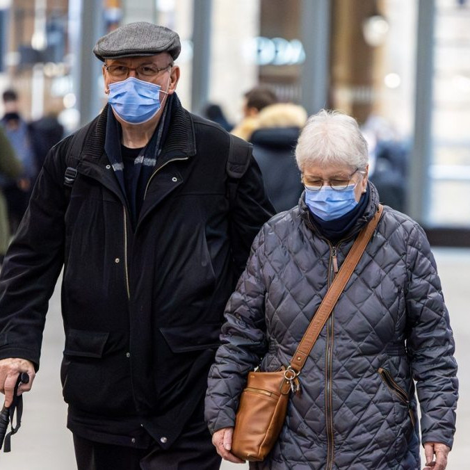 starší pár s rúškami a tvári