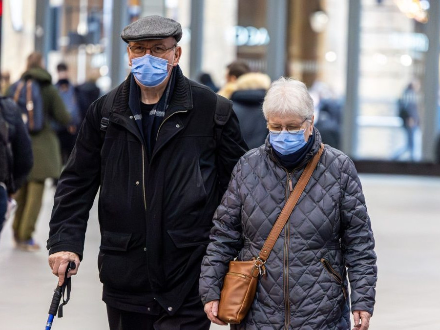 starší pár s rúškami a tvári