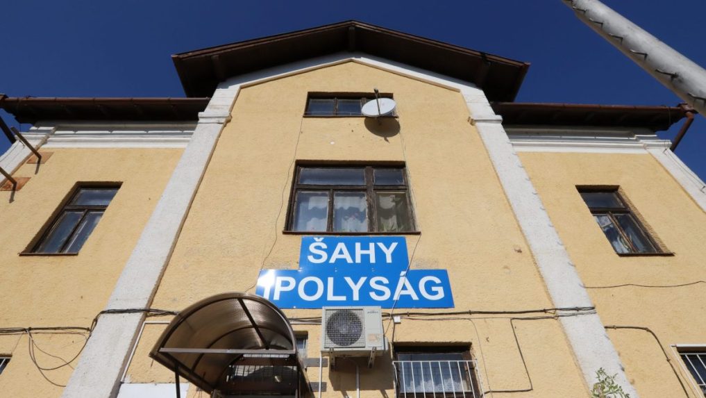 Na ilustračnej snímke železničná stanica Šahy.