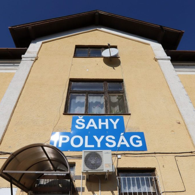 Na ilustračnej snímke železničná stanica Šahy.