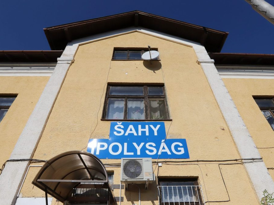 Na ilustračnej snímke železničná stanica Šahy.