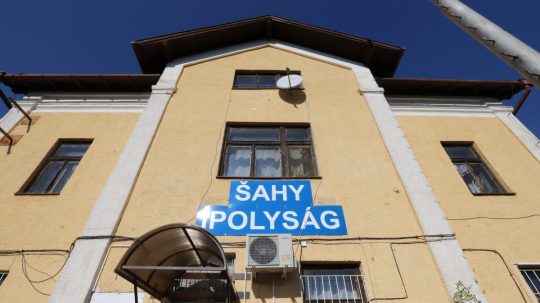 Na ilustračnej snímke železničná stanica Šahy.