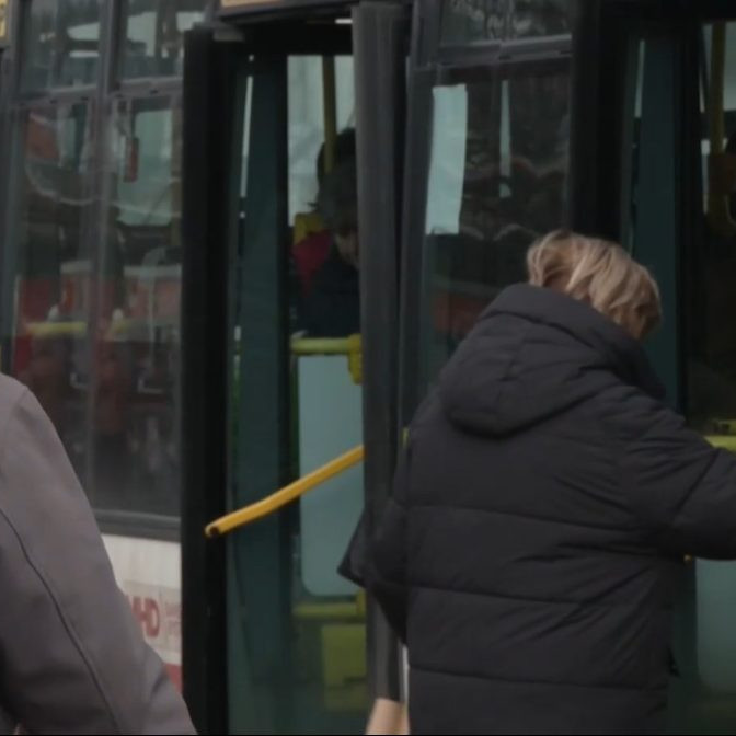 Na ilustračnej snímke seniori nastupujú do autobusu.