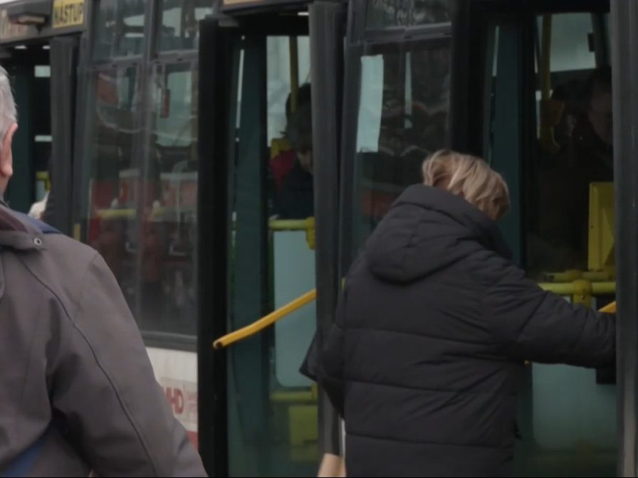 Na ilustračnej snímke seniori nastupujú do autobusu.