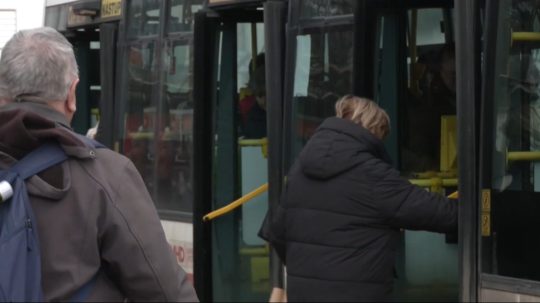 Na ilustračnej snímke seniori nastupujú do autobusu.