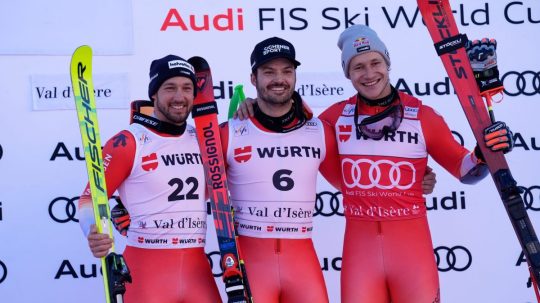 Na snímke Luca Aerni, Loic Meillard a Marco Odermatt.