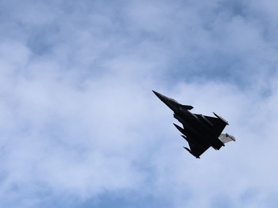 Na ilustračnej snímke vzlet stíhačky.