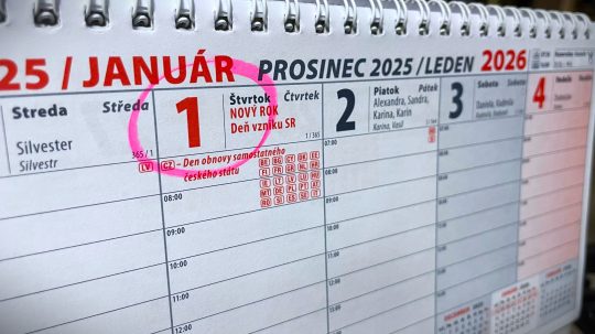 Na snímke je kalendár so zakrúžkovaným sviatkom 1. januára.