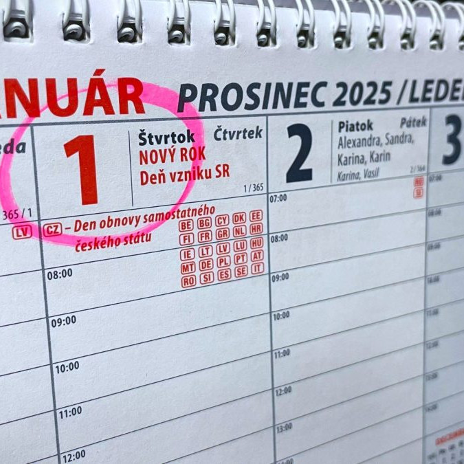 Na snímke je kalendár so zakrúžkovaným sviatkom 1. januára.