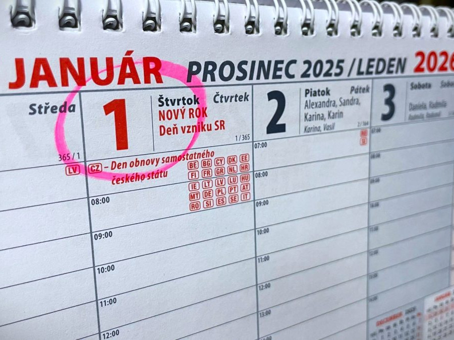 Na snímke je kalendár so zakrúžkovaným sviatkom 1. januára.