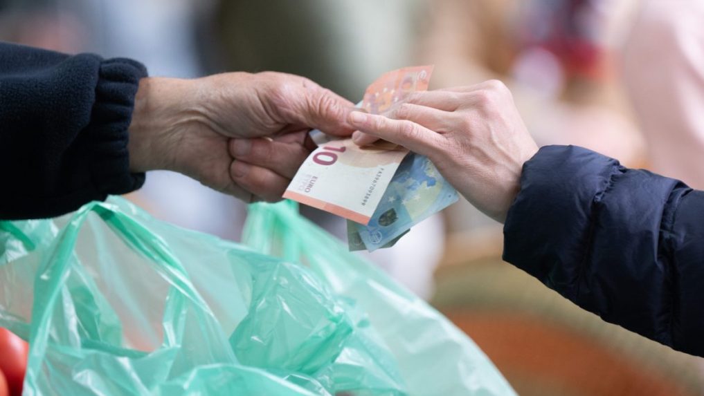 Osoba platí eurami.